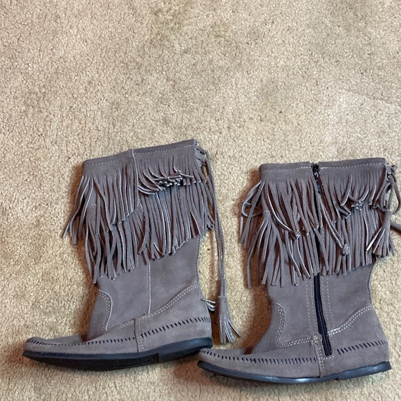 Minnetonka Grey 2-layered fringe Boots | Minnetonka | Minnetonka Boots | Boots | - Picture 7 of 8